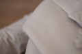 Kokon niemowlęcy Z FALBANKAMI BEŻ z bawełny, certyfikat Oekotex,z zapinką maskującą, zbliżenie na tkaninę, Szalone nitki
