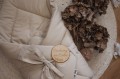 Rożek niemowlęcy w kolorze beżowym z falbankami, bawełniany, z certyfikatem Oekotex.